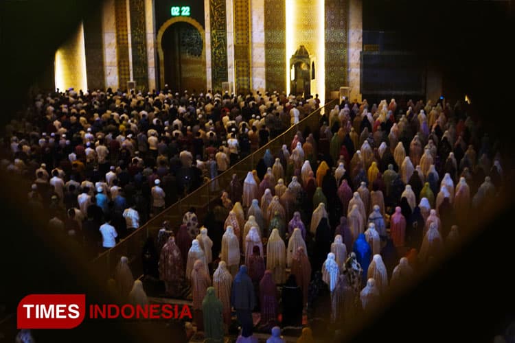 Ribuan Jamaah Ikuti Qiyamul Lail Malam ke-23 di Masjid Al Akbar Surabaya